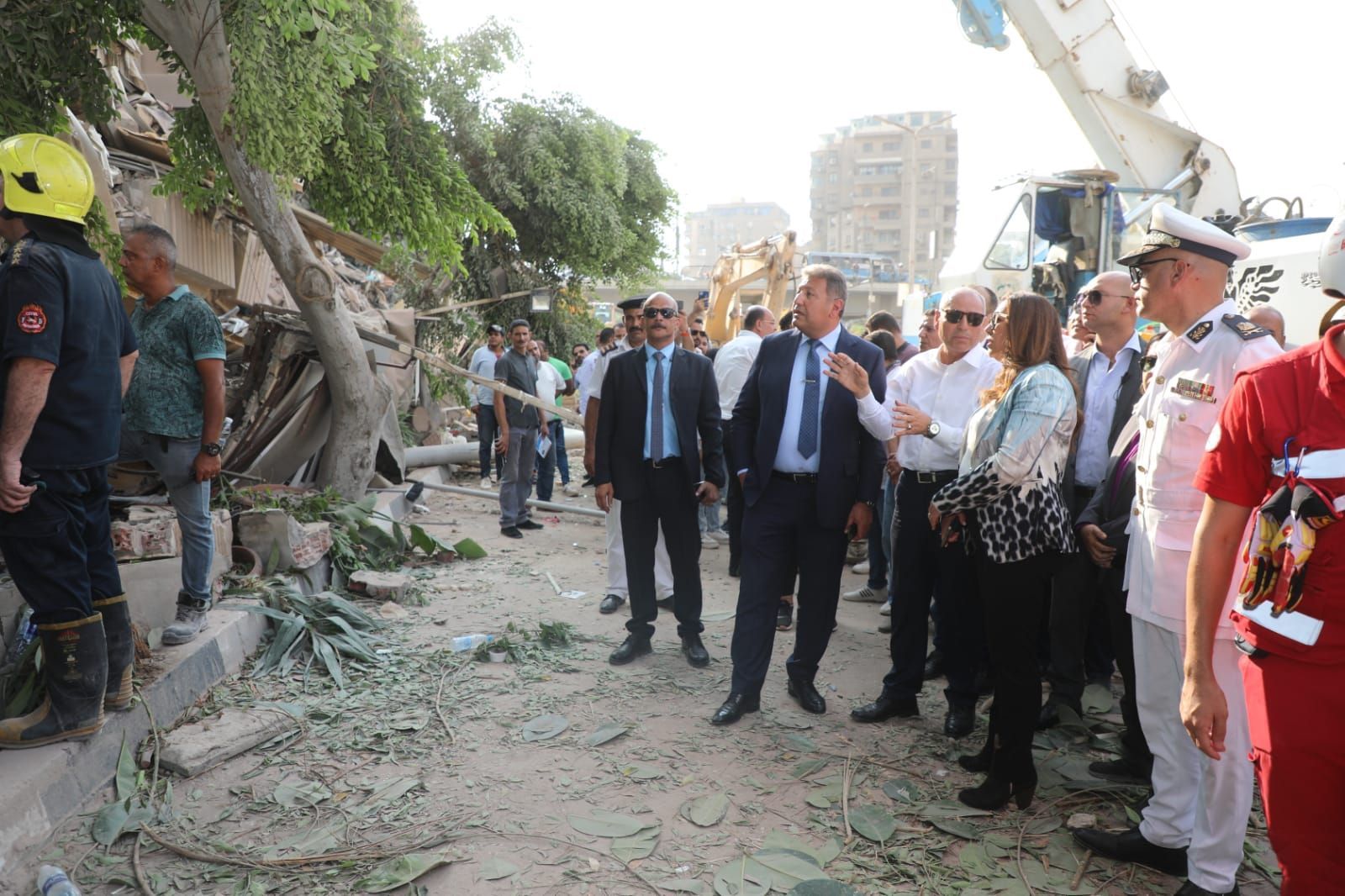 وزيرة التنمية المحلية تشرف على عمليات البحث عن ناجين (2)