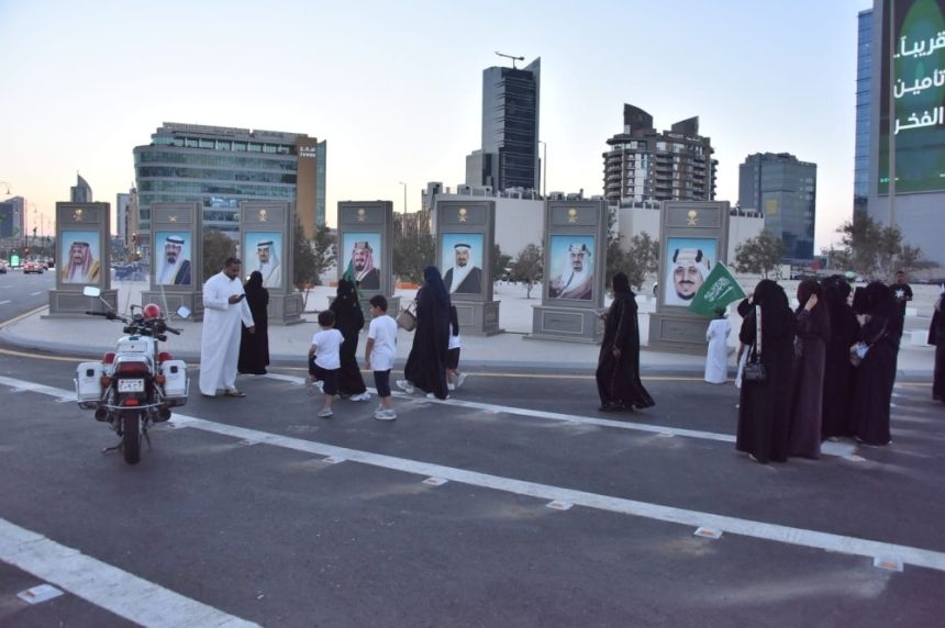 مجسمات الملوك تزين كورنيش الخبر احتفاءً باليوم الوطني