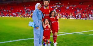 هل تؤثر أسرة محمد صلاح على قراره بالبقاء في ليفربول؟ تفاصيل جديدة عن العرض - بوابة فكرة وي