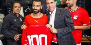 حسام حسن ولاعبو المنتخب يحتفلون بمئوية محمد صلاح «صور» - بوابة فكرة وي