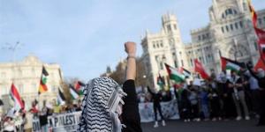 لوضعهم الكوفية الفلسطينية، متحف شهير في نيويورك يفصل 3 موظفين - بوابة فكرة وي