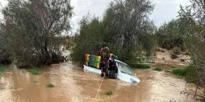 سيدي بوزيد..انقاذ شابين كانا داخل شاحنة جرفتها السيول.. - بوابة فكرة وي