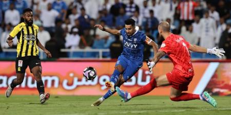 جماهير الاتحاد تغادر ملعب الملز بعد ثلاثية الهلال - بوابة فكرة وي