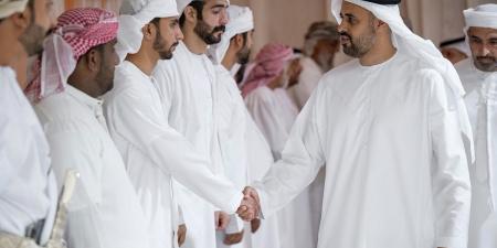 ذياب بن محمد بن زايد يقدم واجب العزاء بوفاة والد الشهيد محمد جديد الشحي - بوابة فكرة وي