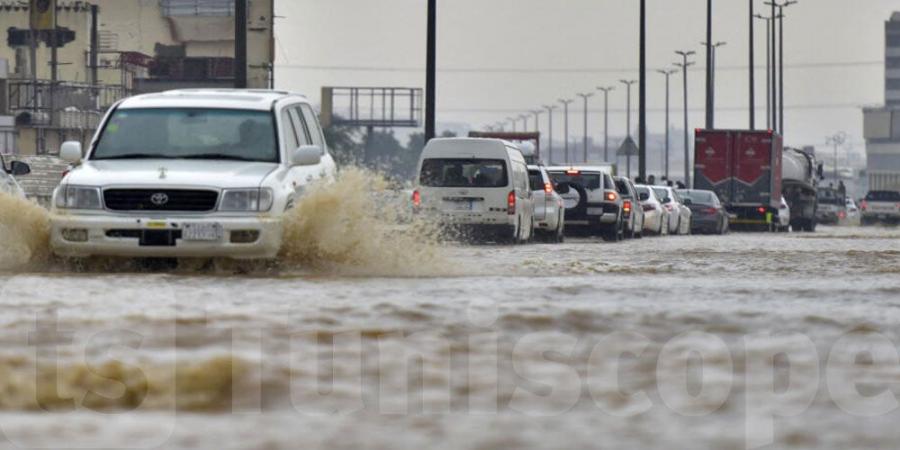 أمطار غزيرة تضرب السعودية وجريان السيول في بعض الأحياء - بوابة فكرة وي