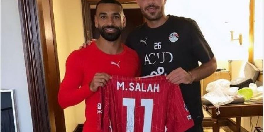 شاهد.. محمد صلاح يهدى قميص ليفربول لحمزة علاء فى معسكر المنتخب - بوابة فكرة وي