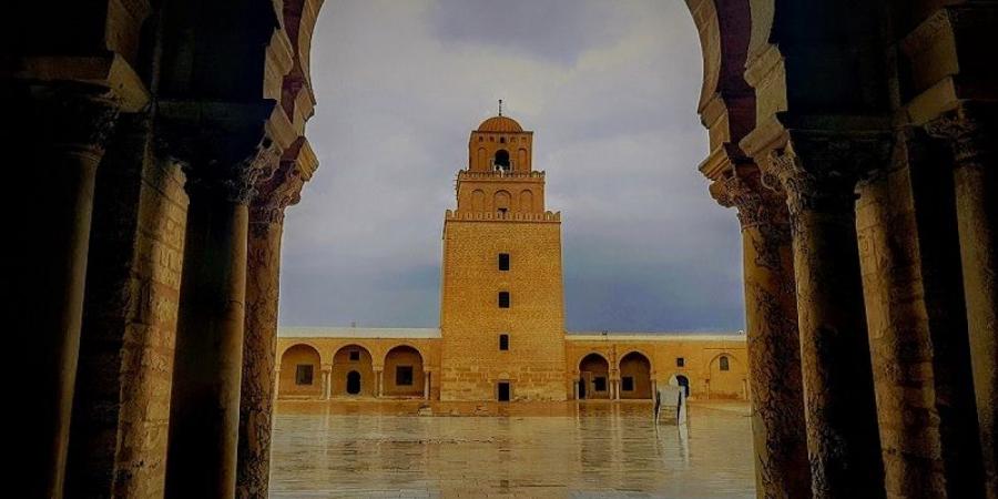 القيروان .. استعدادا لاحتفالات المولد النبوي .. تركيب واقيات حديدية على الجزء المنهار من السور - بوابة فكرة وي