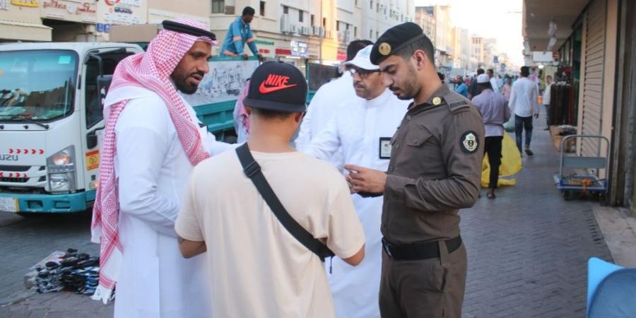 تفاعلًا مع ”اليوم“.. مصادرة أغذية وملابس من الباعة الجائلة بالدمام - بوابة فكرة وي