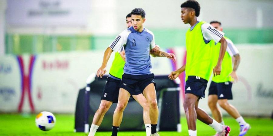 الشارقة يتدرب على «العشب الاصطناعي» للتأقلم مع ملعب الاستقلال - بوابة فكرة وي