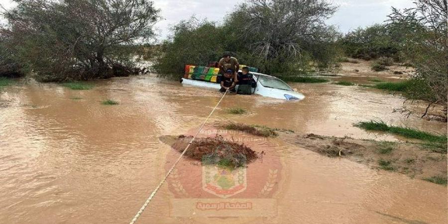 سيدي بوزيد.. انقاذ شابين على متن شاحنة جرفتها مياه وادي كراد - بوابة فكرة وي