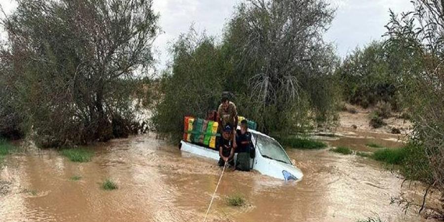 سيدي بوزيد..انقاذ شابين كانا داخل شاحنة جرفتها السيول.. - بوابة فكرة وي