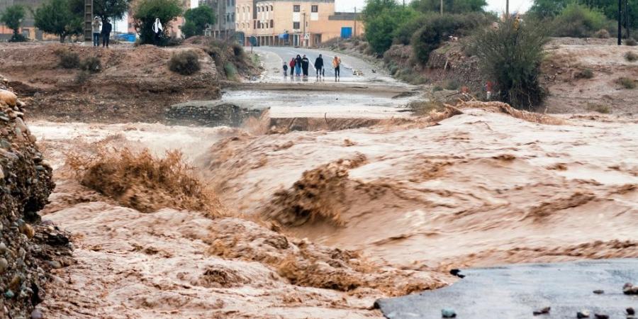 مصرع شخصين وفقدان 14 بحافلة ركاب جرفتها الفيضانات في المغرب - بوابة فكرة وي