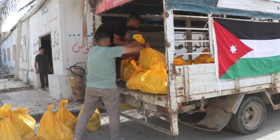 مستشفى الأردن الميداني في شمال غزة يوزع مساعدات غذائية على سكان القطاع - بوابة فكرة وي