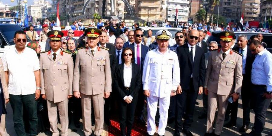 محافظ البحيرة تضع اكليلا من الزهور على النصب التذكارى بدمنهور - بوابة فكرة وي